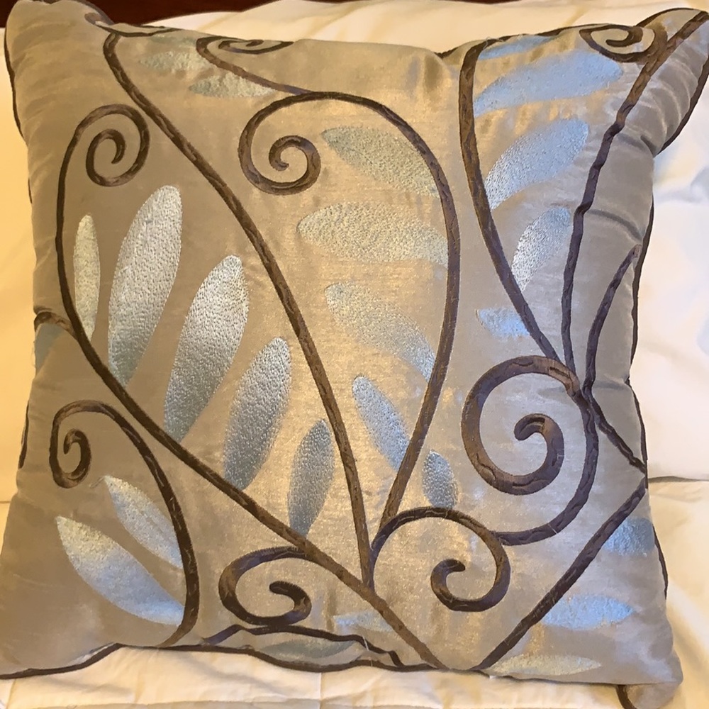 Decorative pillows - Picture 4 of 10